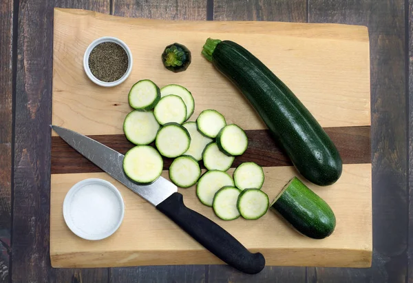 Verse, biologische courgette. Hele en gesneden bovenaanzicht. — Stockfoto