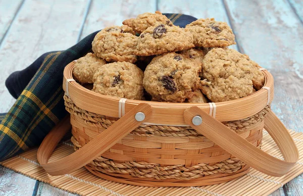 Yulaf ezmesi kuru üzüm kurabiyeleri dekoratif sepet içinde — Stok fotoğraf