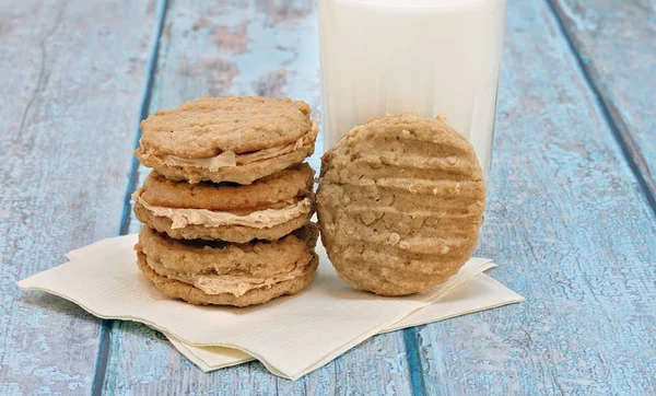 Peanut Butter Oatmeal cookies gevuld met pindakaas slagroom. — Stockfoto