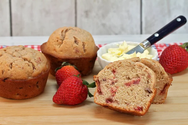 Aardbei Muffins met verse aardbeien. — Stockfoto