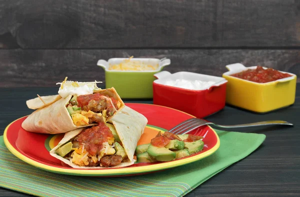 Burrito śniadanie z jajkiem, chorizo, awokado, ser i salsa. — Zdjęcie stockowe