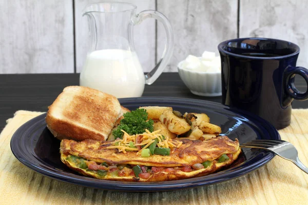 Westernomelett, Toast, Pommes und Kaffee-Frühstück — Stockfoto