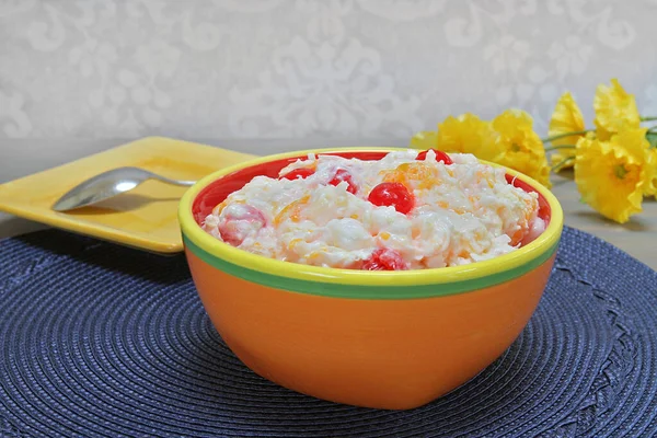 Renkli Bir Kase Meyve Marshmallo Salatası Ayrıca Ambrosia Salatası Olarak — Stok fotoğraf