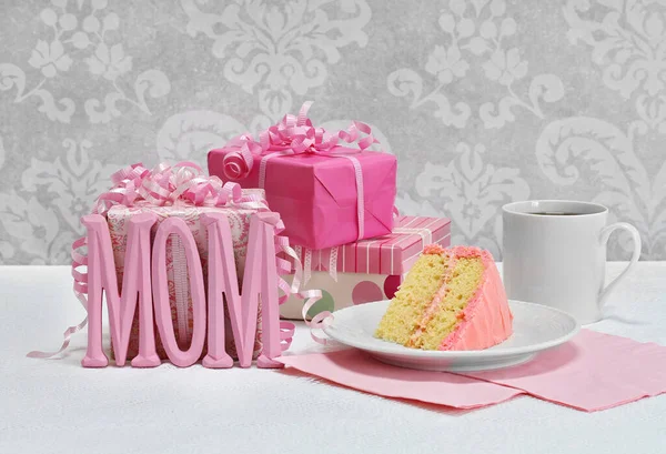 Όμορφα Δώρα Λέξη Μαμά Ένα Κομμάτι Ροζ Κέικ Για Γενέθλια — Φωτογραφία Αρχείου