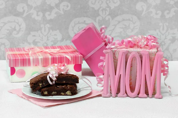Anneler Günü Doğum Günü Için Bir Tabak Çikolatalı Kek Bir — Stok fotoğraf