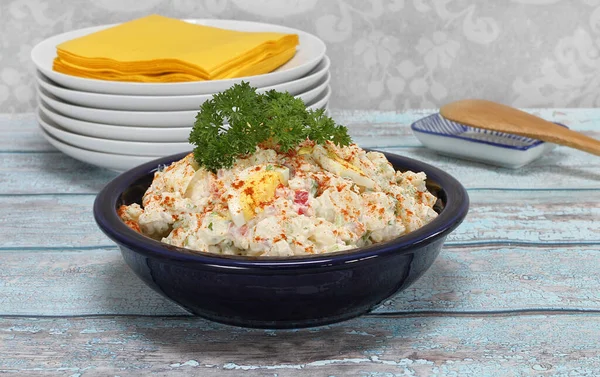 Eine Schüssel Mit Frischem Kartoffel Und Eiersalat Garniert Mit Hartgekochten — Stockfoto