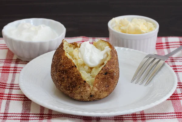 Patata Russet Salada Horno Con Crema Agria Macro — Foto de Stock