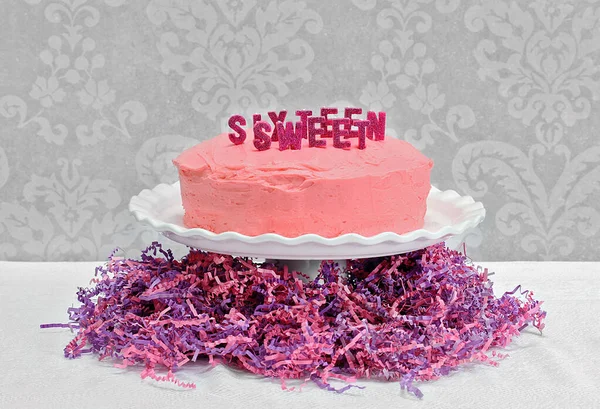 Een Mooie Roze Verjaardagstaart Met Sweet Sixteen Erop Gespeld Glitterkaarsen — Stockfoto