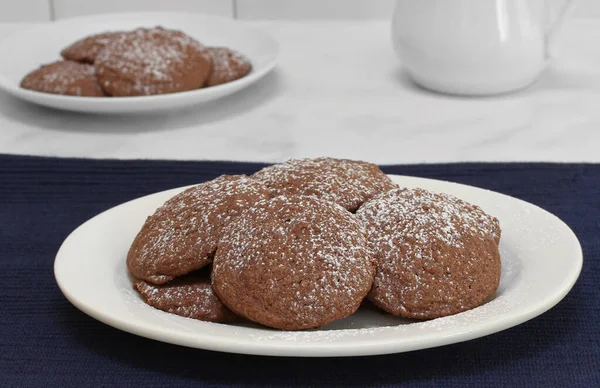 Een Ovale Schotel Van Vers Gebakken Chocoladekoekjes Bestrooid Met Poedersuiker — Stockfoto