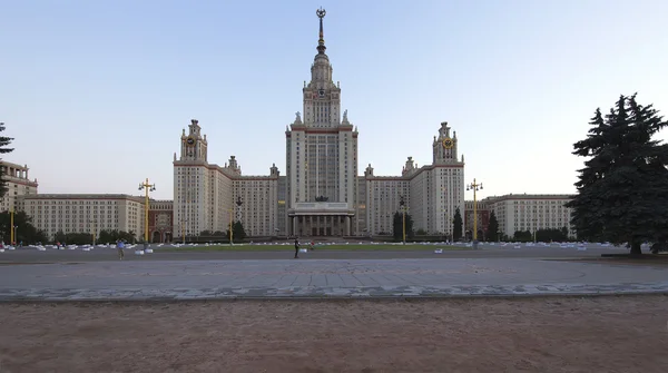 Het hoofdgebouw van de Staatsuniversiteit van Moskou op de Mussenheuvels, Rusland — Stockfoto