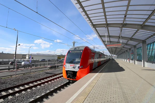 Little Ring of the Moscow Railways- MCC,or MK MZD, is a 54.4-kilometre-long orbital railway in Moscow.Russia. Opened 10 September 2016. Luzhniki railway station — Stock Photo, Image