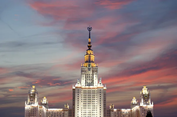 Главное здание Московского государственного университета на Воробьевых горах ночью, Россия — стоковое фото