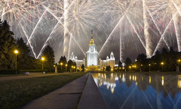 Main Building Of Moscow State University On Sparrow Hills at Night and holiday fireworks, Russia — Stock fotografie