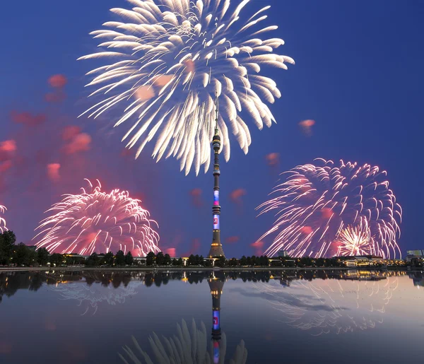 Torre de la televisión (Ostankino) en la noche y fuegos artificiales de vacaciones, Moscú, Rusia —  Fotos de Stock