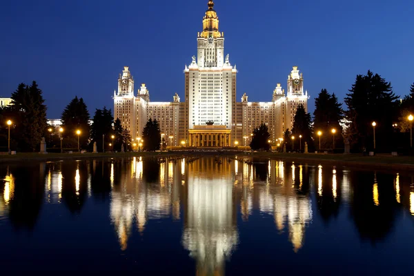 主厂房的麻雀山上到了晚上，俄罗斯国立莫斯科大学 — 图库照片