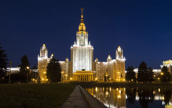 Головна будівля Московського державного університету на Воробйови гори на ніч, Росія — стокове фото