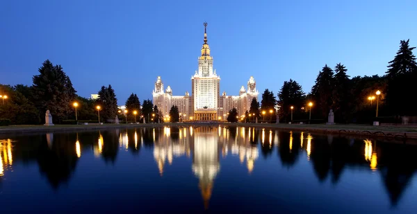 Главное здание Московского государственного университета на Воробьевых горах ночью, Россия — стоковое фото