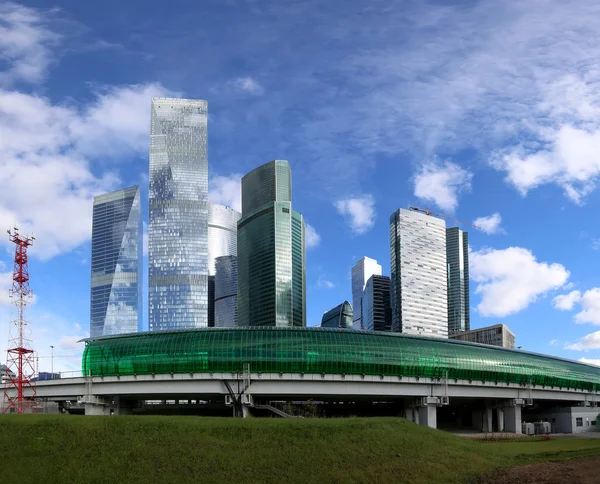 Kleiner Ring der Moskauer Eisenbahnen und Wolkenkratzer des internationalen Geschäftszentrums (Stadt), Russland. Delovoy tsentr Bahnhof — Stockfoto