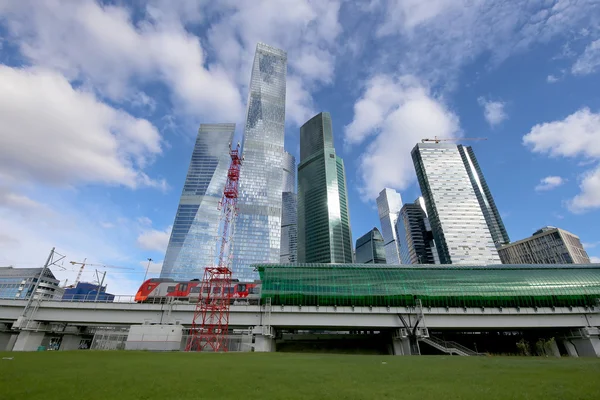 Little Ring of the Moscow Railways and skyscrapers of the International Business Center (City), Russie. Gare de Delovoy Tsentr — Photo