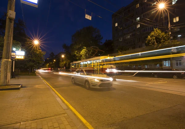 Tráfico de coches en el centro de Moscú por la noche, Rusia — Foto de Stock