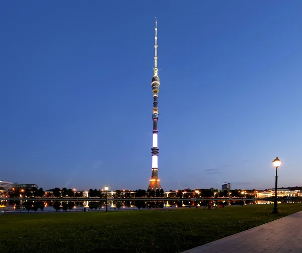 Televize (Ostankino) tower v noci, Moskva, Rusko — Stock fotografie