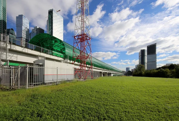 Malý kruh železnice Moskva a mrakodrapy International Business Center (město), Rusko. Železniční stanice Dělovoj centr — Stock fotografie