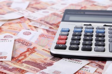  Rus banknot (beş bin Rublesi notlar) ve hesap makinesi