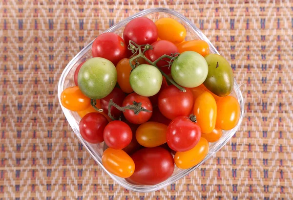 Nature morte avec des tomates de couleur différente — Photo