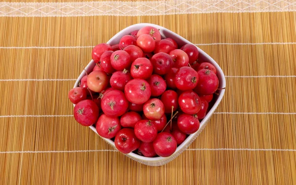 Νεκρή φύση-με φρέσκο μικρά κόκκινα μήλα — Φωτογραφία Αρχείου