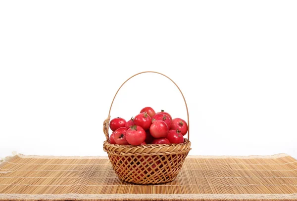 Stillleben mit frischen kleinen roten Äpfeln — Stockfoto