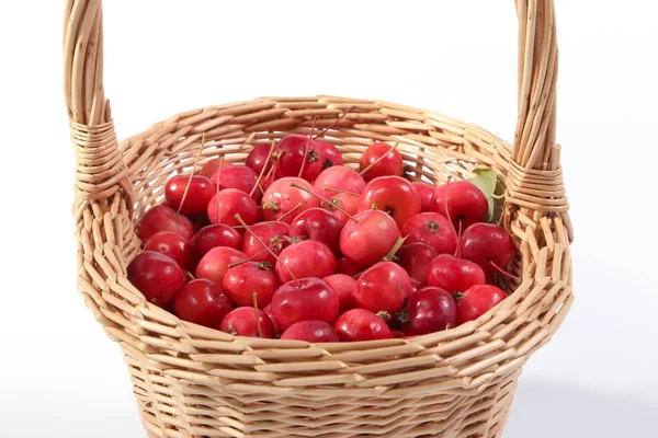 Stillleben mit frischen kleinen roten Äpfeln — Stockfoto