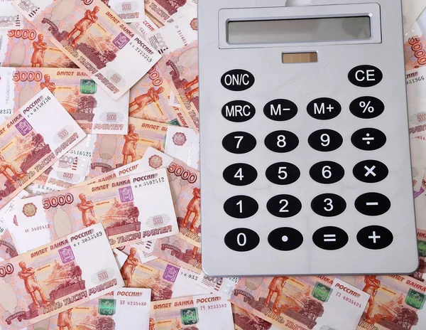Notas russas (cinco mil notas de rublo) e calculadora — Fotografia de Stock