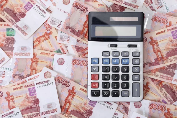 Российские банкноты (пять тысяч рублей) и калькулятор — стоковое фото