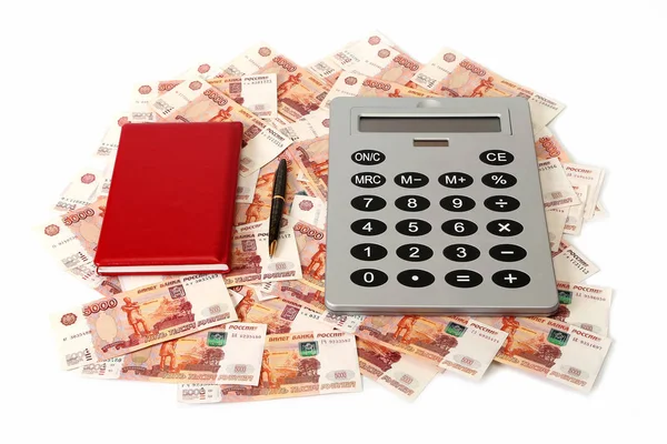 Notas russas (cinco mil notas de rublo) e calculadora — Fotografia de Stock