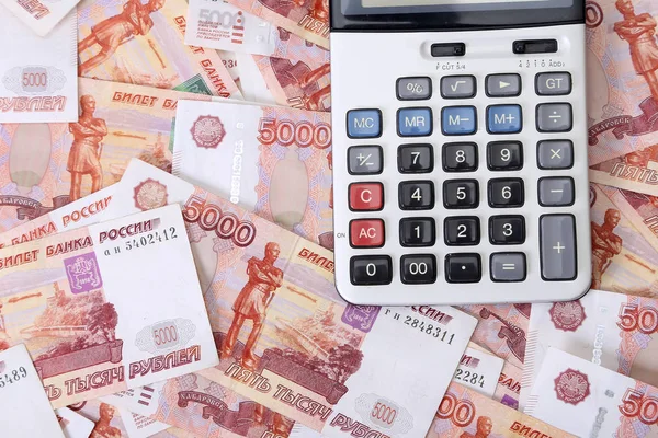 Russische bankbiljetten (vijf duizend roebel Notes) en rekenmachine — Stockfoto