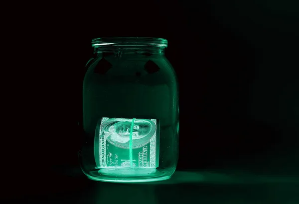 Hundra dollarsedlar (sedlar) nära upp, amerikanska valutan--i UV-ljusskydd — Stockfoto