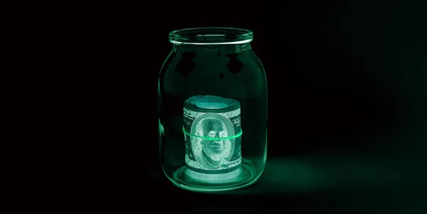 Cien billetes de dólar (billetes) de cerca, moneda de EE.UU. en protección contra la luz UV — Foto de Stock