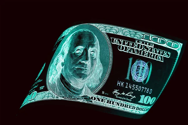 Εκατό δολαρίων λογαριασμούς (χαρτονομίσματα) κοντά επάνω, το νόμισμα των ΗΠΑ--στην προστασία Uv φως — Φωτογραφία Αρχείου