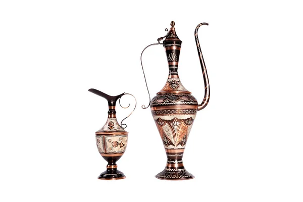 Pot en cuivre avec un ornement arabe traditionnel — Photo