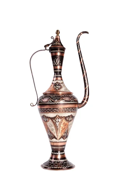 Медный кувшин с традиционными арабскими орнаментами — стоковое фото