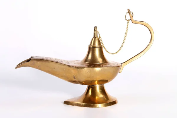 与传统的阿拉伯文装饰品铜水罐 — 图库照片