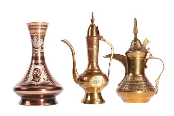Brocca di rame con ornamenti tradizionali arabi — Foto Stock