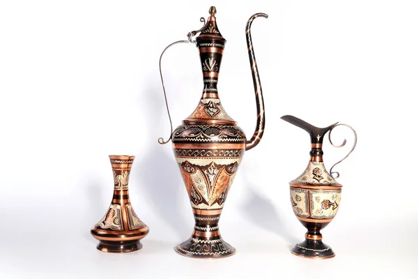 Jarra de cobre con adornos árabes tradicionales — Foto de Stock
