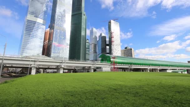 Moscow Central Circle - Little Ring, MCC, o MK MZD, y rascacielos del International Business Center (Ciudad), Rusia. Delovoy Tsentr estación de tren — Vídeo de stock