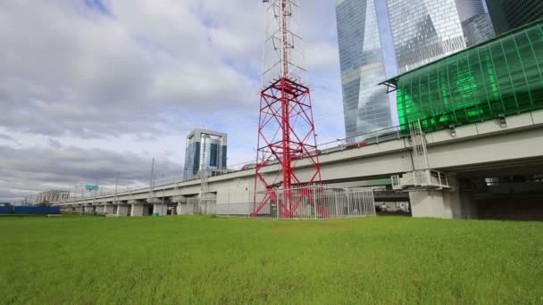 Moscow Central Circle - Little Ring, MCC, o MK MZD, y rascacielos del International Business Center (Ciudad), Rusia. Delovoy Tsentr estación de tren — Vídeos de Stock