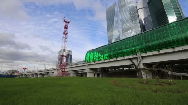 Moskva Central cirkel - liten Ring, Mcc, eller Mk Mzd och skyskraporna i International Business Center (stad), Ryssland. Delovoy Tsentr järnvägsstation — Stockvideo