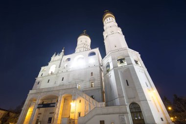 Ivan büyük çan kulesi kompleksi geceleri. Moskova Kremlin ' içinde katedral Meydanı