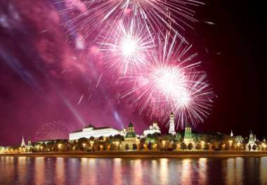 Moskova kremlin ve Moskova Nehri üzerinde havai fişek. Moscow, Rusya Federasyonu  