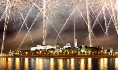 Moskova kremlin ve Moskova Nehri üzerinde havai fişek. Moscow, Rusya Federasyonu  