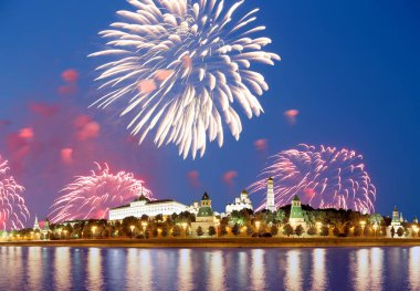 Moskova kremlin ve Moskova Nehri üzerinde havai fişek. Moscow, Rusya Federasyonu  
